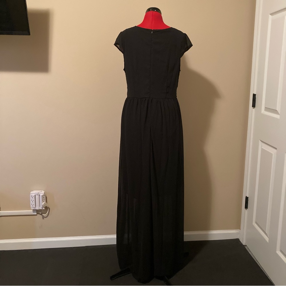 V-NECK MAXI DRESSES - Picture 5 of 9